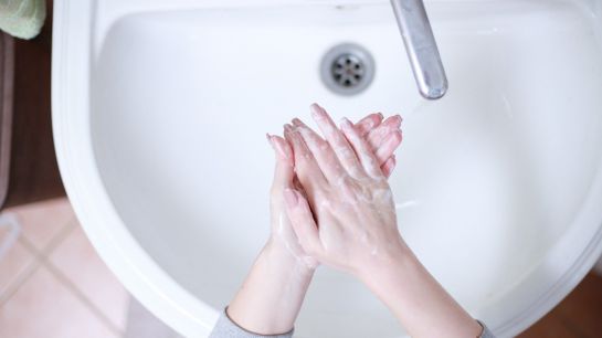 Mycie rąk ważne w walce z koronowirusem foto pixabay